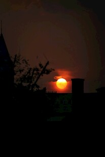 夕阳西下的城市剪影