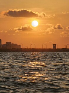 海上日落城市天际线美景