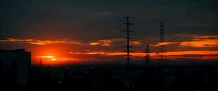 日落时分的城市天际线