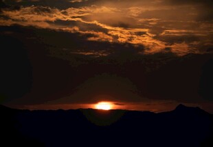 壮丽夕阳下的山峦剪影