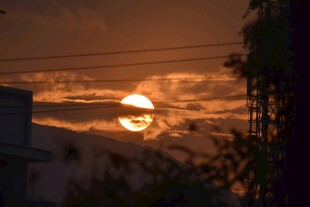 夕阳西下城市天际美景