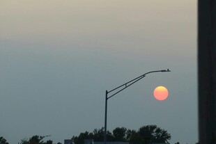 夕阳下的路灯剪影