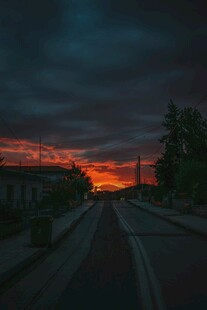 黄昏下的空旷道路美景