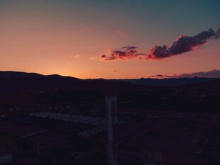 日落时分的远山与天空