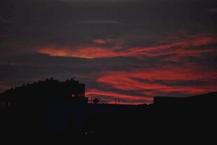 傍晚绚烂的天空与建筑剪影