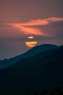 日落山峦间美景