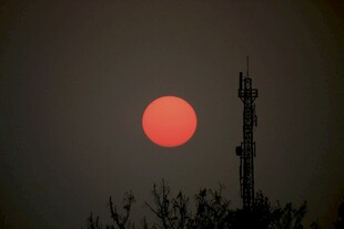 夕阳下的通信塔剪影