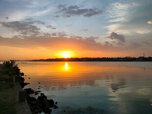 夕阳下的宁静湖面美景