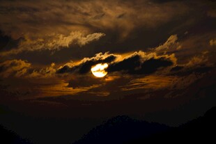 夕阳穿云映天际