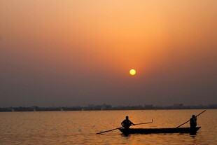 夕阳下的湖面泛舟