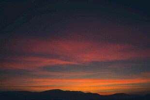 绚丽晚霞下的山峦景色