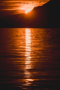 夕阳下的波光粼粼水面