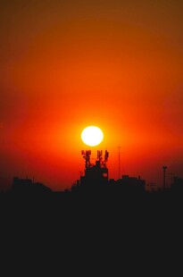 夕阳下的塔吊剪影
