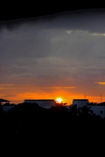 日落时分的城市天际线