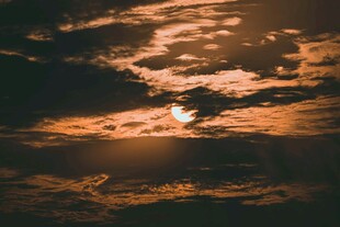 夕阳穿透云层的壮丽景象