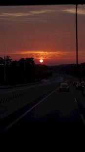 公路上的绝美日落景象