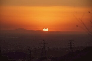 夕阳西下的城市天际线