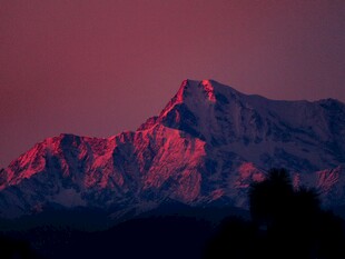 壮丽晚霞下的巍峨山峰