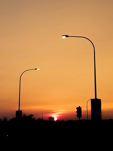 夕阳下路灯光影剪影