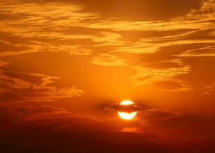 壮丽夕阳下的绚烂天空