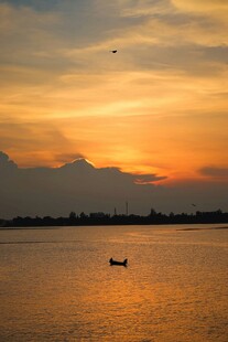 夕阳下湖面的孤舟美景