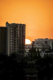 夕阳下的城市建筑剪影
