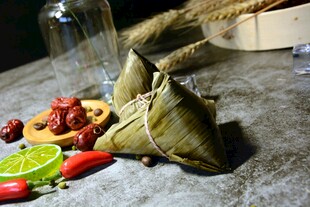 美味粽子与佐料搭配展示