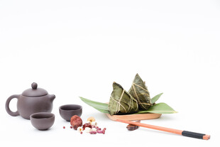 中式茶具与粽叶等组合