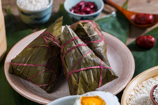 美味粽子与配菜摆拍