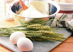 厨房中的烘焙食材与器具