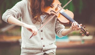 女子专注拉小提琴