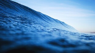 海浪翻涌的壮阔瞬间