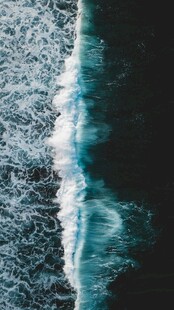 海浪翻涌的蓝色海洋景观