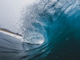 蓝色海浪的壮观瞬间