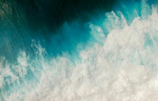 海浪翻涌的美丽蓝色海洋