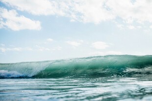 海浪翻涌的美丽海景