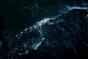 深海涌动的蓝色波浪