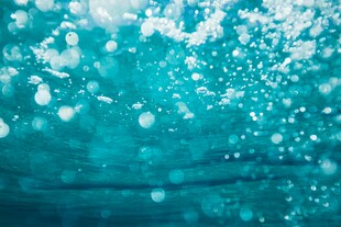 梦幻蓝绿水下气泡景象