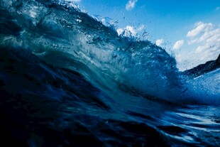 汹涌海浪冲击海岸景象