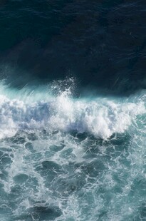 海浪翻涌的壮阔海洋景象