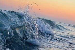 夕阳下翻涌的美丽海浪