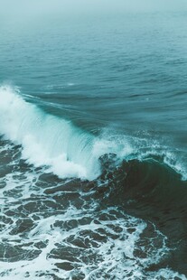 海浪翻涌的壮阔海洋景象