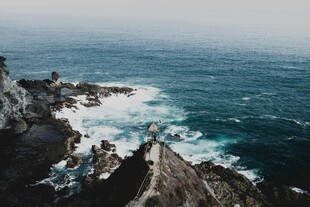 海岸边的壮阔海浪景观