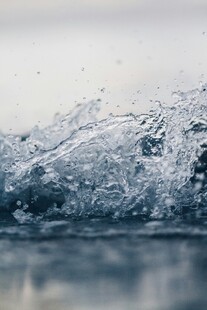 水花飞溅瞬间