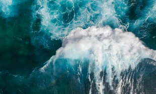 汹涌海浪的震撼瞬间