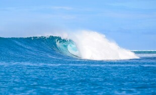 蓝色大海中的壮观海浪