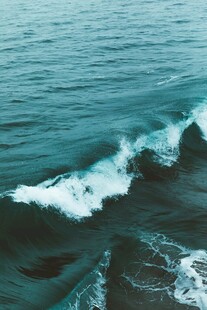 海上翻涌的白色浪花