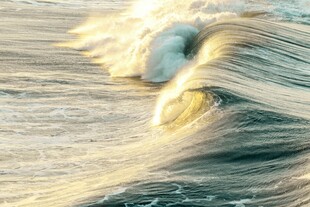 海上翻涌的壮丽波浪