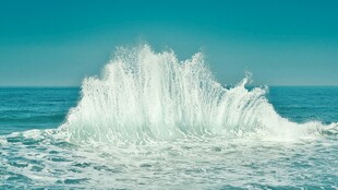 海浪翻涌瞬间