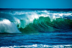 汹涌海浪翻滚于蓝色海洋